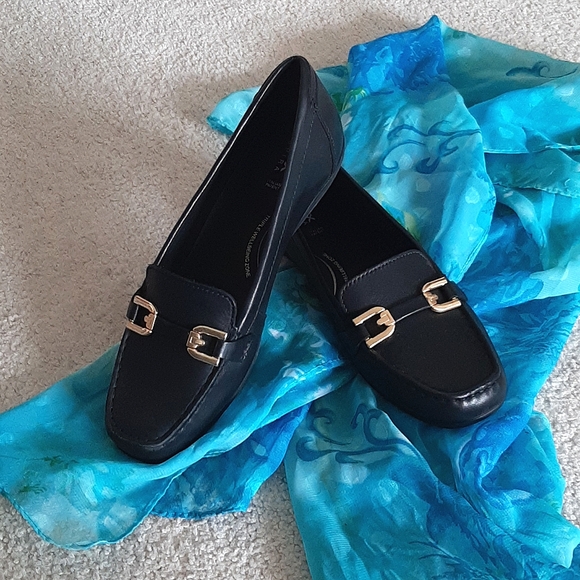 GEOX Respira Black Leather Loafers w Gold Buckle Details - Nearly New! - Picture 1 of 17